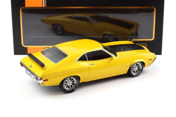 Ford Gran Torino SP Yellow 1972 1/18 Scale