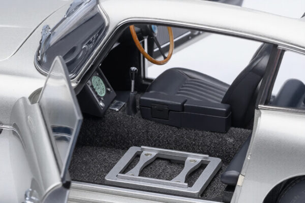 Aston Martin DB5 1/18 Scale James Bond