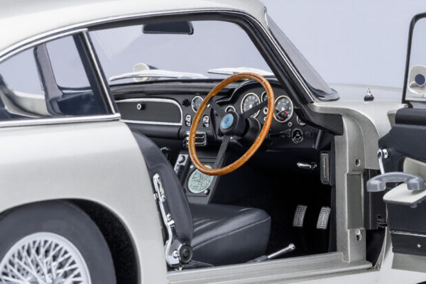 Aston Martin DB5 1/18 Scale James Bond